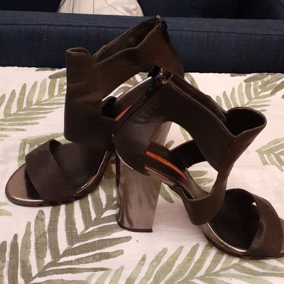 Size 9 black with pewter chunky heels shoes - Picture 2 of 9